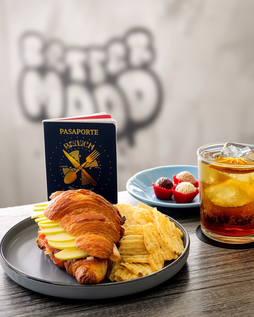 Menú de temporada de Better Mood con croissant, pasaporte y bebida