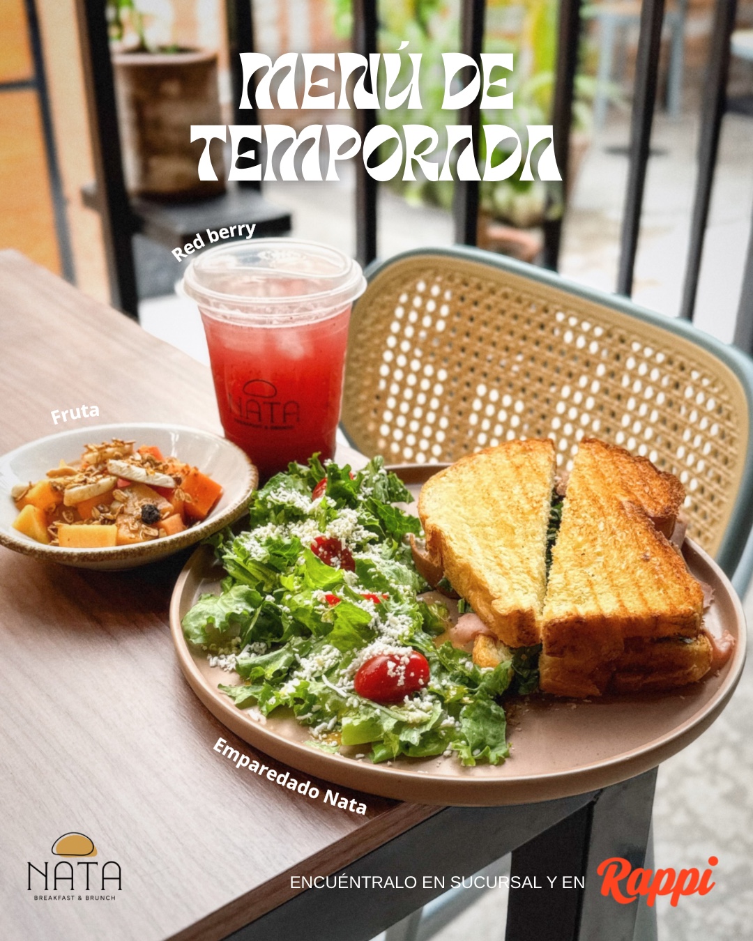 Menú de temporada de Nata Brunch con bebida roja y sándwich
